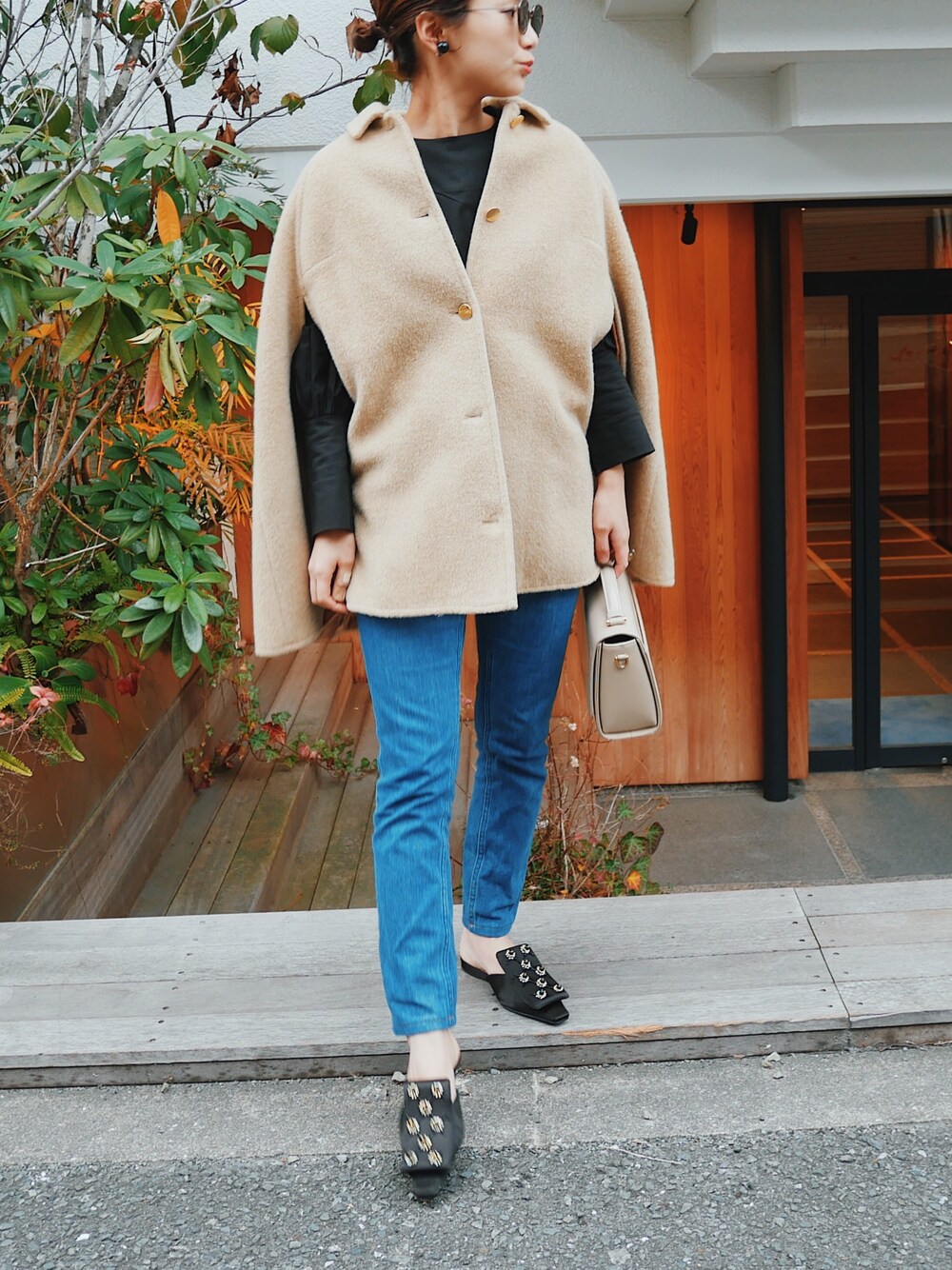「冬、カジュアルコーデ、オトナカジュアル、ケープコート、A.P.C.、MARNI、PENDLETON、URBAN BOBBY、outfit、デニム」｜「A.P.C.のJEAN HIGH STANDARD /DENIM STRETCH LEGER （デニムパンツ、ブルー系）」を使った、伊地知朋子さん（レディース・153cm）の冬コーディネートの1枚目の写真