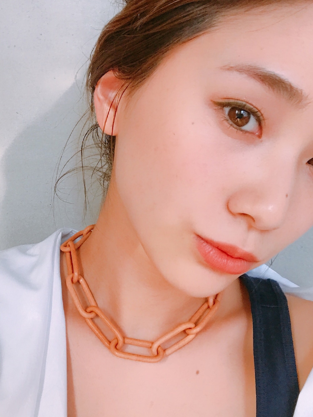「メイクアップ、メイク、夏メイク、dazzshop」｜「DAZZSHOPのMULTIPROOF LASTING LIQUID EYELINER Playful collection(THE HUNTER 07)（ファンデーション、グリーン系）」を使った、伊地知朋子さん（レディース・153cm）の春コーディネートの1枚目の写真