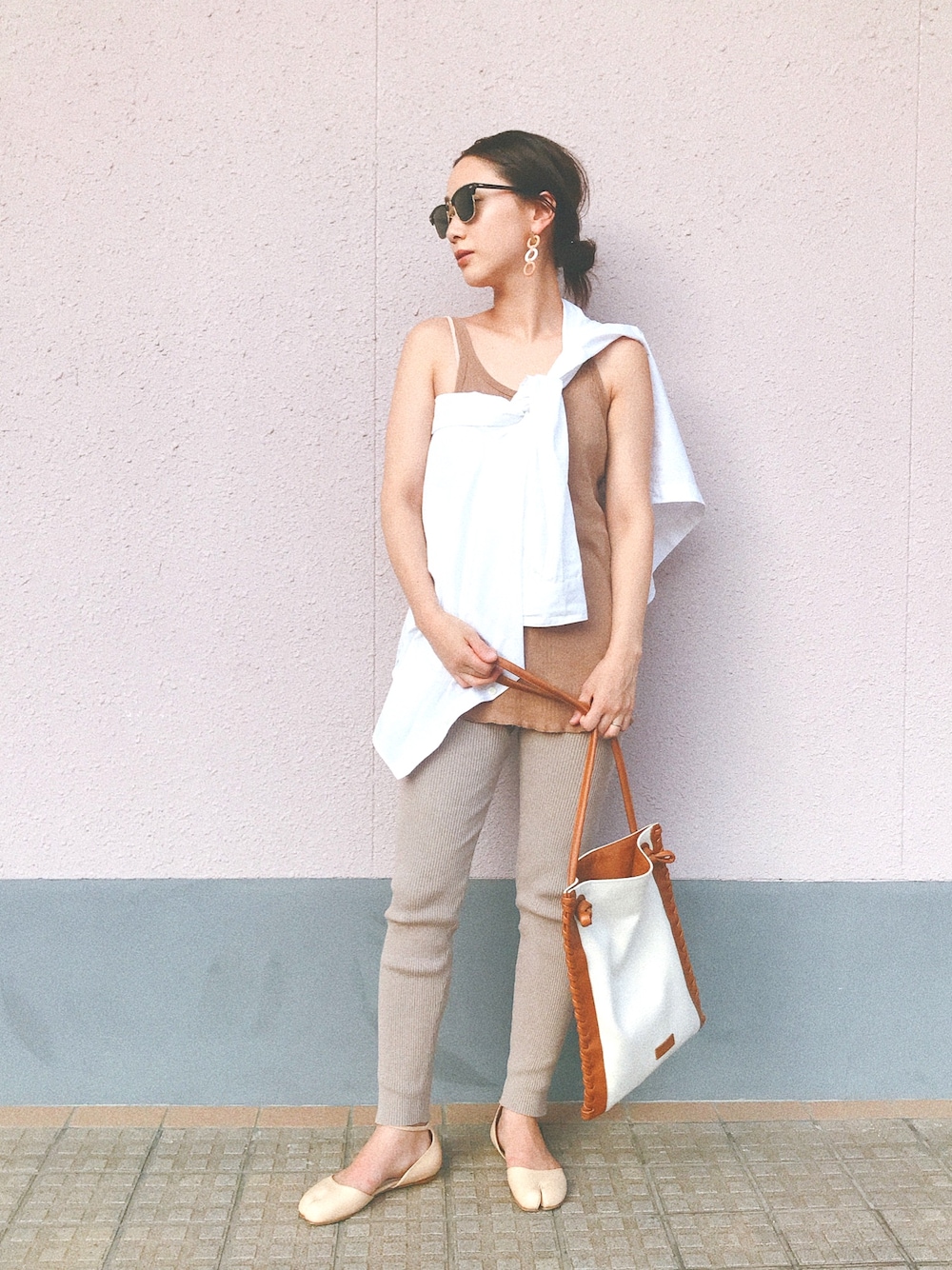 「夏のワントーンコーデ、シンプル、ootd、大人カジュアル、ラフスタイル、シャツ、URBAN BOBBY、urbanbobby」｜「SEAのハンドステッチブロード BIG シャツ（シャツ/ブラウス、ホワイト系）」を使った、伊地知朋子さん（レディース・153cm）の夏コーディネートの1枚目の写真