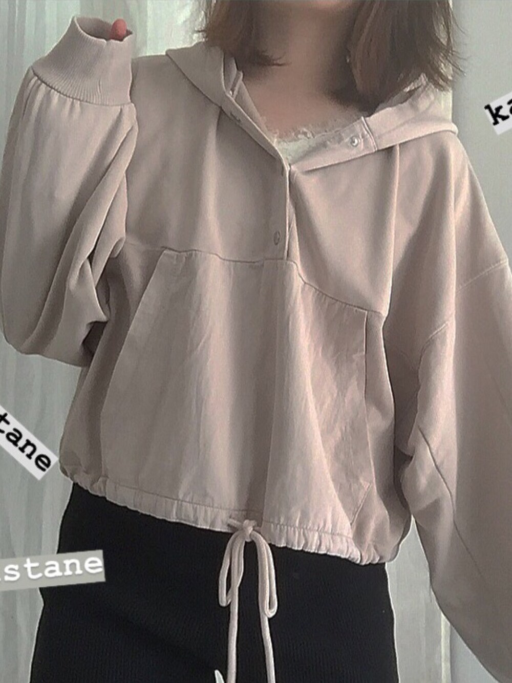 「Kastaneの後染めボタンアノラックプルオーバー（Tシャツ/カットソー、ベージュ系）」を使った、電波ルルさん（レディース・158cm）の春コーディネートの1枚目の写真