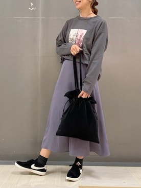 「earth music&ecology（アースミュージックアンドエコロジー）のサテンフレアスカート　＊（スカート）」を使った、MEGさん（レディース・160cm）の冬コーディネート