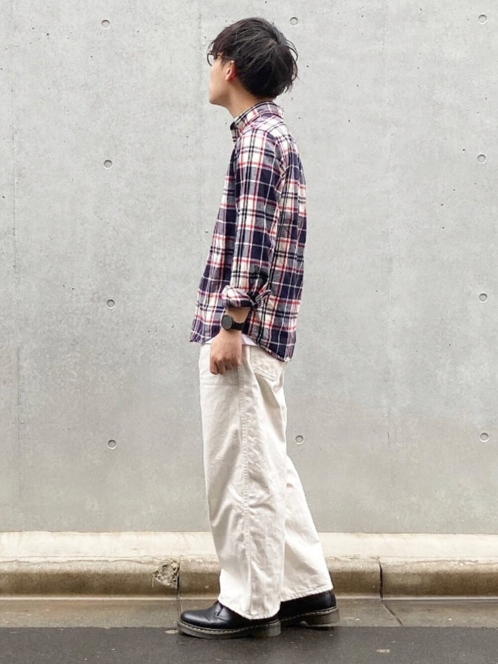 「カーブパンツ、ワイドフィットカーブパンツ、GYMPHLEX、ホワイトパンツ、チェック柄に恋してる、お洒落さんとつながりたい、低身長、チェックシャツ、青チェック、Dr.Martens」｜「UNIQLOのワイドフィットカーブジーンズ（デニムパンツ、ホワイト系）」を使った、yukkii_さん（メンズ・161cm）の秋コーディネートの1枚目の写真