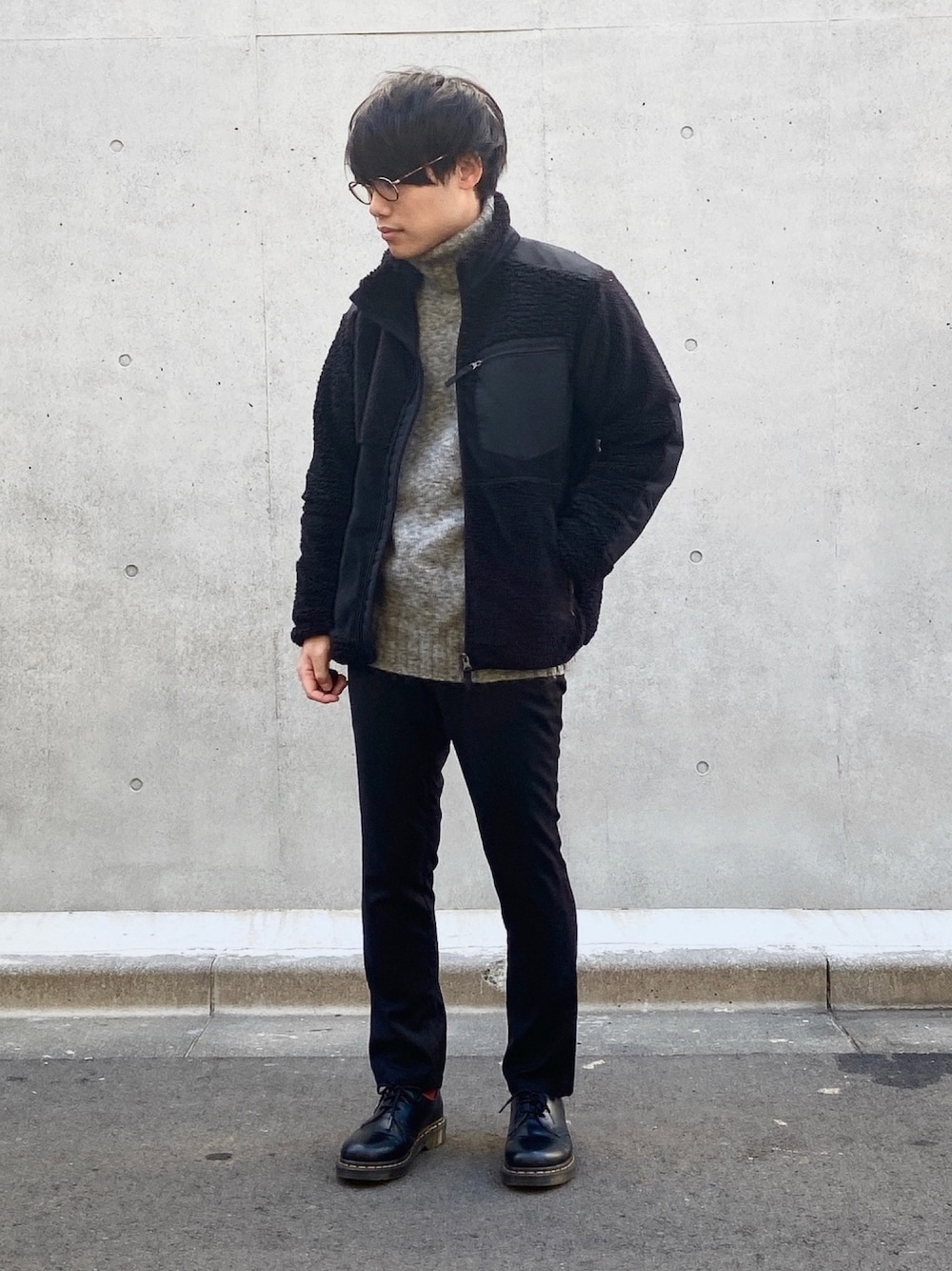 「エンジニアードガーメンツ、ENGINEERED GARMENTS、COS、nano・universe、Dr.Martens、タートルネック、スキニーパンツ、フリース、カジュアルコーデ、低身長」｜「Dr. MartensのDr.Martens/ドクターマーチン 3-EYE SHOE プレーントゥ 10085001/10085600（ドレスシューズ、ブラック系）」を使った、yukkii_さん（メンズ・161cm）の冬コーディネートの1枚目の写真