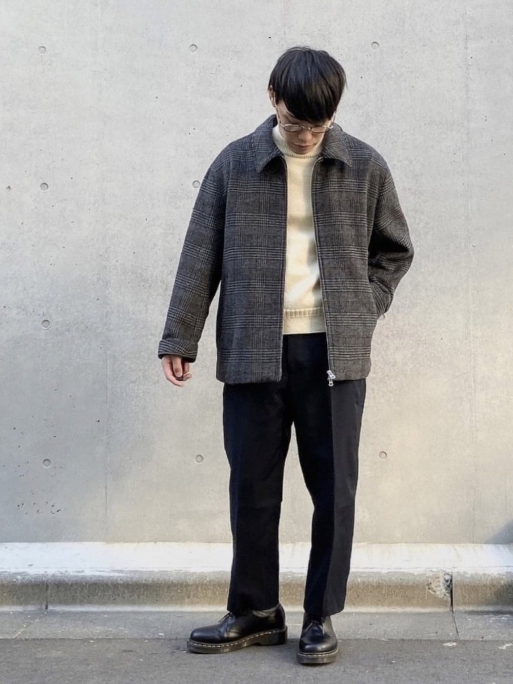 「オーバーサイズ、PENDLETON、FREAK’Ｓ STORE、ブルゾン、UNIQLO、UNIQLO U、Dr.Martens、グレー、テーパードパンツ、ルームウェア」｜「Dr. MartensのDr.Martens/ドクターマーチン 3-EYE SHOE プレーントゥ 10085001/10085600（ドレスシューズ、ブラック系）」を使った、yukkii_さん（メンズ・161cm）の冬コーディネートの1枚目の写真