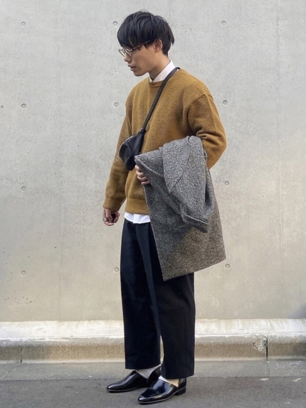 「crepuscule、Aeta、UNIQLO、UNIQLO U、HARUTA、thomas mason、ボディバッグ、レザーバッグ、低身長、eel」｜「UNIQLOのワイドフィットテーパードパンツ セットアップ可能（その他パンツ、ブルー系）」を使った、yukkii_さん（メンズ・161cm）の冬コーディネートの1枚目の写真