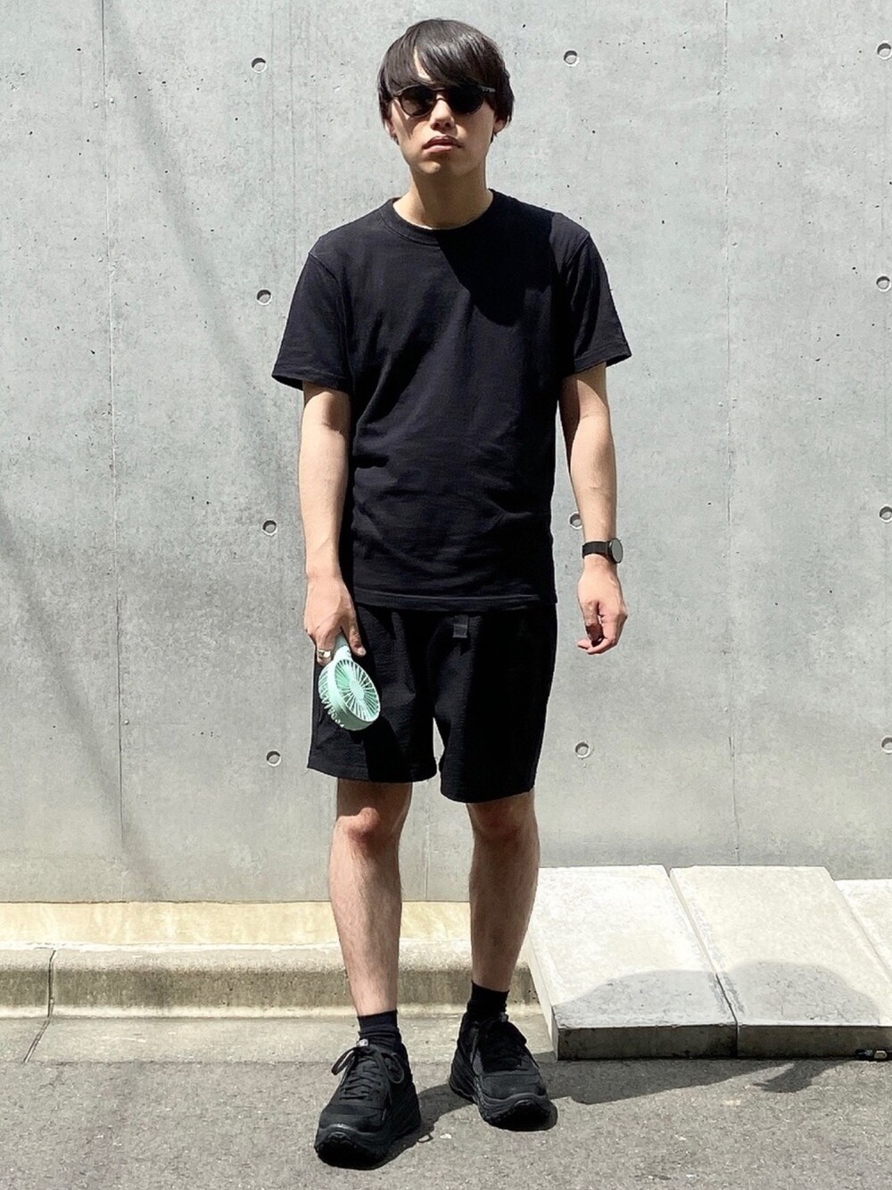 「UNIQLO、UNIQLO U、MUJI Labo、無印良品、UGG Australia、UGG、ハーフパンツ、ブラック、ワントーンコーデ、ROOPTOKYO」｜「UGGのUGG アグ 805 X LOW MESH 805 X ローメッシュ 1108037 BTNL（スニーカー、ブラック系）」を使った、yukkii_さん（メンズ・161cm）の夏コーディネートの1枚目の写真