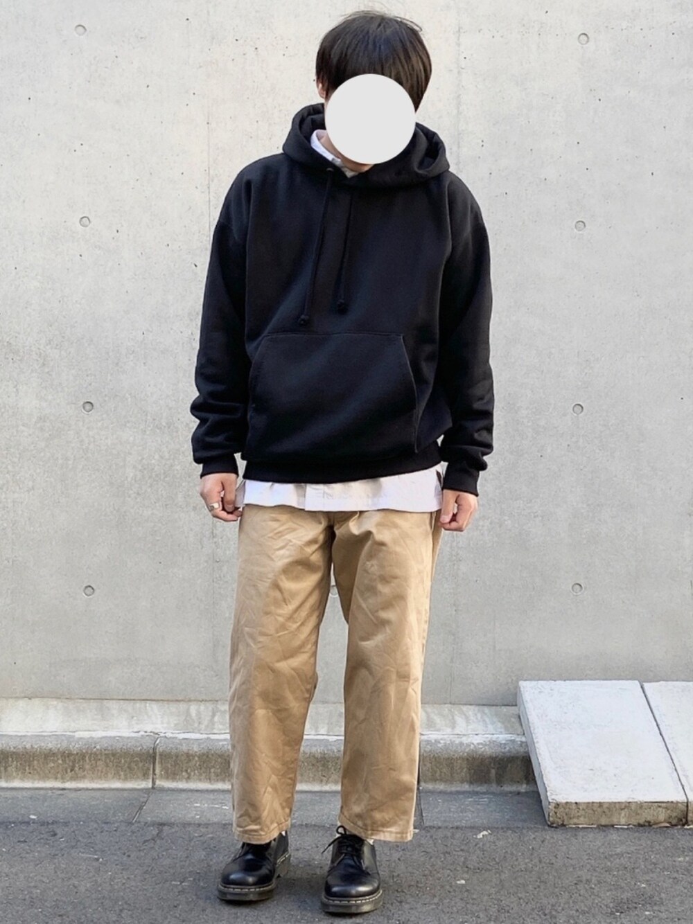 「レザーLOVEスナップ、AURALEE、低身長、LEE、パーカー、チノパン、UNIQLO、Dr.Martens、ドレスシューズ、オトナカジュアル」｜「AURALEEの＜AURALEE（オーラリー）＞スウェット プルオーバーパーカー■■■（パーカー、ブラック系）」を使った、yukkii_さん（メンズ・161cm）の秋コーディネートの1枚目の写真