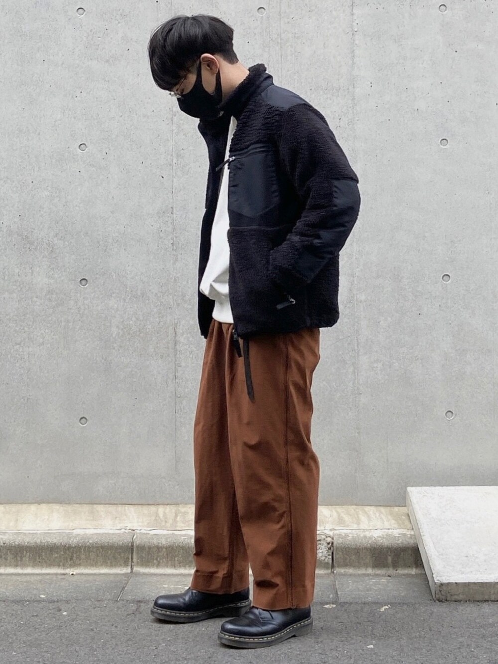 「yoke、年末WEAR感謝祭、UNIQLO、ENGINEERED GARMENTS、ボアジャケット、ボアブルゾン、Dr.Martens、ドレスシューズ、ブラウン、プチプラ」｜「YOKEのアイテム（スラックス、ブラウン系）」を使った、yukkii_さん（メンズ・161cm）の冬コーディネートの1枚目の写真