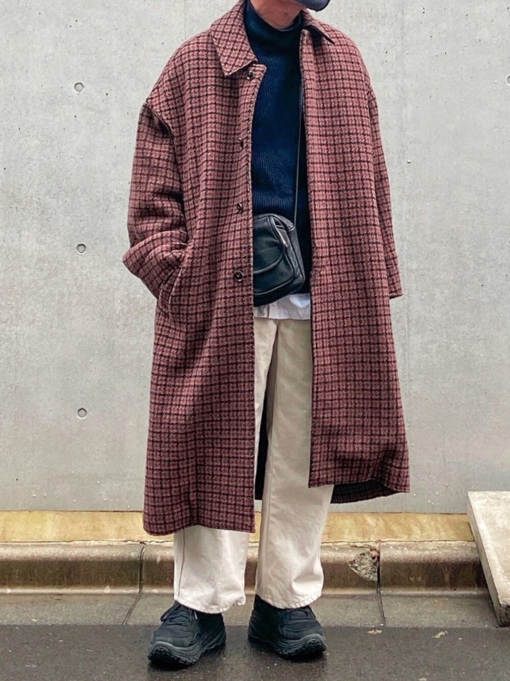 「ロングコート、白パンツ、yoke、バルカラーコート、UNIQLO、Aeta、UGG、COS、厚底スニーカー、ブラウン」｜「Aetaのアイテム（ボディバッグ/ウエストポーチ、ブラック系）」を使った、yukkii_さん（メンズ・161cm）の冬コーディネートの1枚目の写真