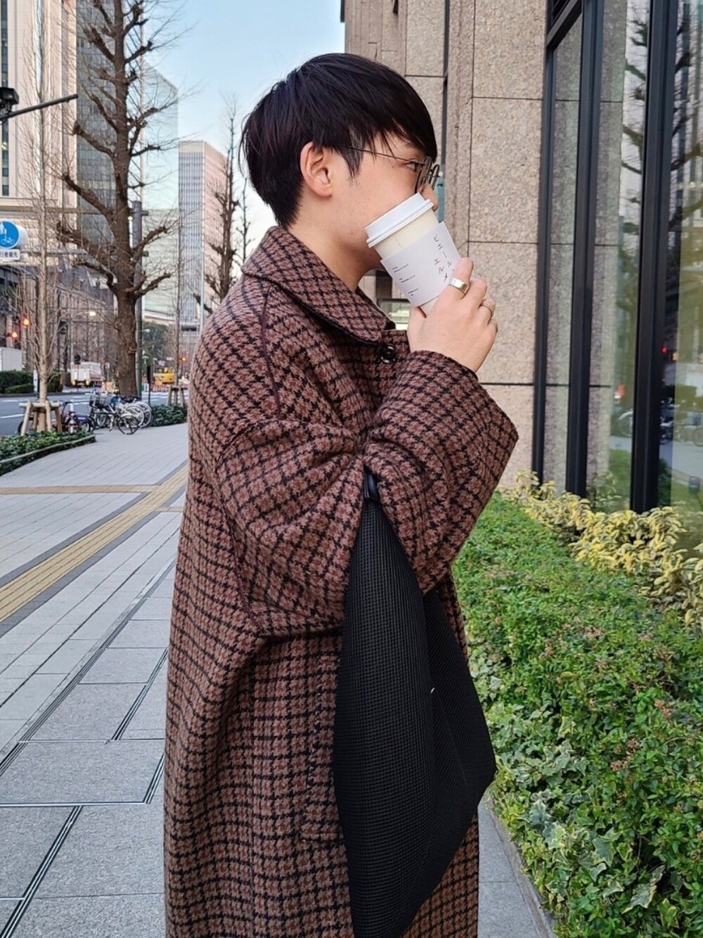 「yoke、私の推しブランド、チェックコート、MM6、Maison Margiela、ブラウンコーデ、ショッピングバッグ、低身長、メガネ男子、低身長コーデ」｜「YOKEのアイテム（ステンカラーコート、ブラウン系）」を使った、yukkii_さん（メンズ・161cm）の冬コーディネートの1枚目の写真