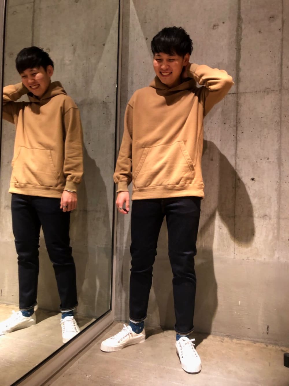「秋コーデ、カジュアル、シンプル、adidas、スニーカー、パーカー、ジョンブル、ジョンブルプライベートラボ、johnbull、Johnbull Private labo」｜「Johnbullのブラッシュドプルオーバーパーカ（パーカー、ブラウン系）」を使った、ふゆきさん（メンズ・171cm）の秋コーディネートの1枚目の写真