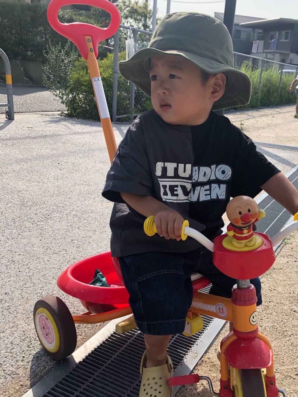 「ダサかわ、男の子、男の子コーデ、キッズコーデ、公園、kids、カジュアルコーデ」｜「STUDIO SEVENのアイテム（Tシャツ/カットソー、ブラック系）」を使った、トラ太郎ちゃんさん（キッズ・90cm）の夏コーディネートの1枚目の写真
