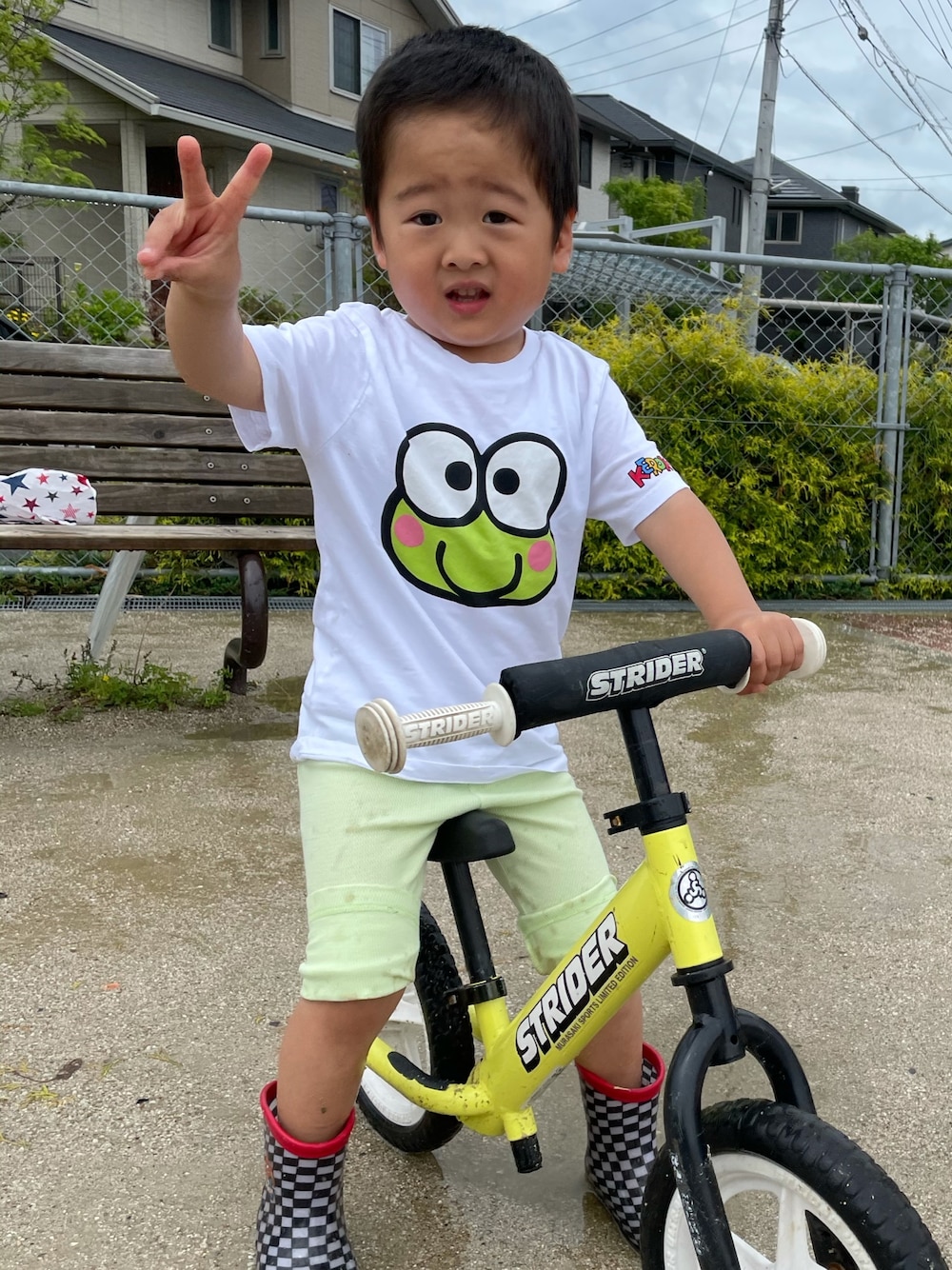 「ダサかわ、男の子、男の子コーデ、キッズコーデ、雨の日コーデ、長靴、ケロケロケロッピ」｜「H&Mのアイテム（Tシャツ/カットソー、ホワイト系）」を使った、トラ太郎ちゃんさん（キッズ・100cm）の春コーディネートの1枚目の写真