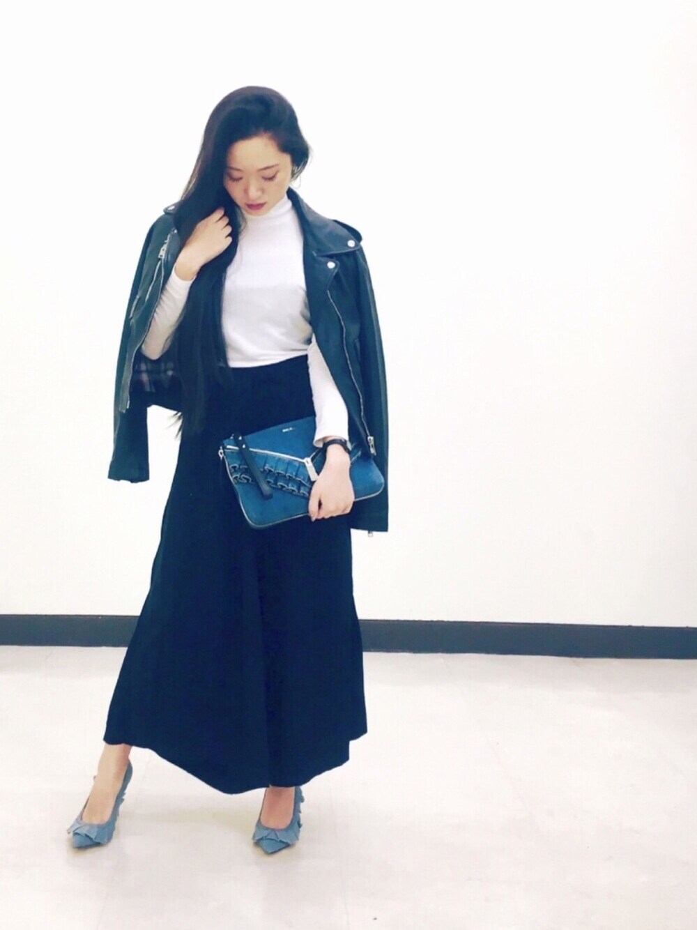 「シンプル、オトナカジュアル、denim、はるコーデ、レザージャケット、ライダース、クラッチバッグ、ワイドパンツ、パンプス、Diesel」｜「DIESELのX04316P1214（クラッチバッグ、ブルー系）」を使った、Nancy_074さん（レディース・155cm）の冬コーディネートの1枚目の写真