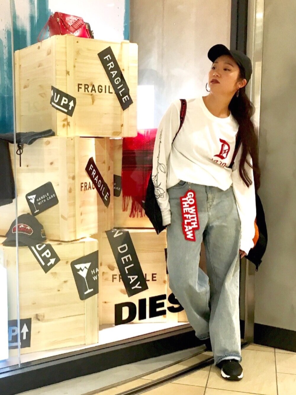 ホワイト系のTシャツ/カットソー、ブルー系のデニムパンツ、ブラック系のMA-1を着用したレディースの秋コーディネートの1枚目の写真