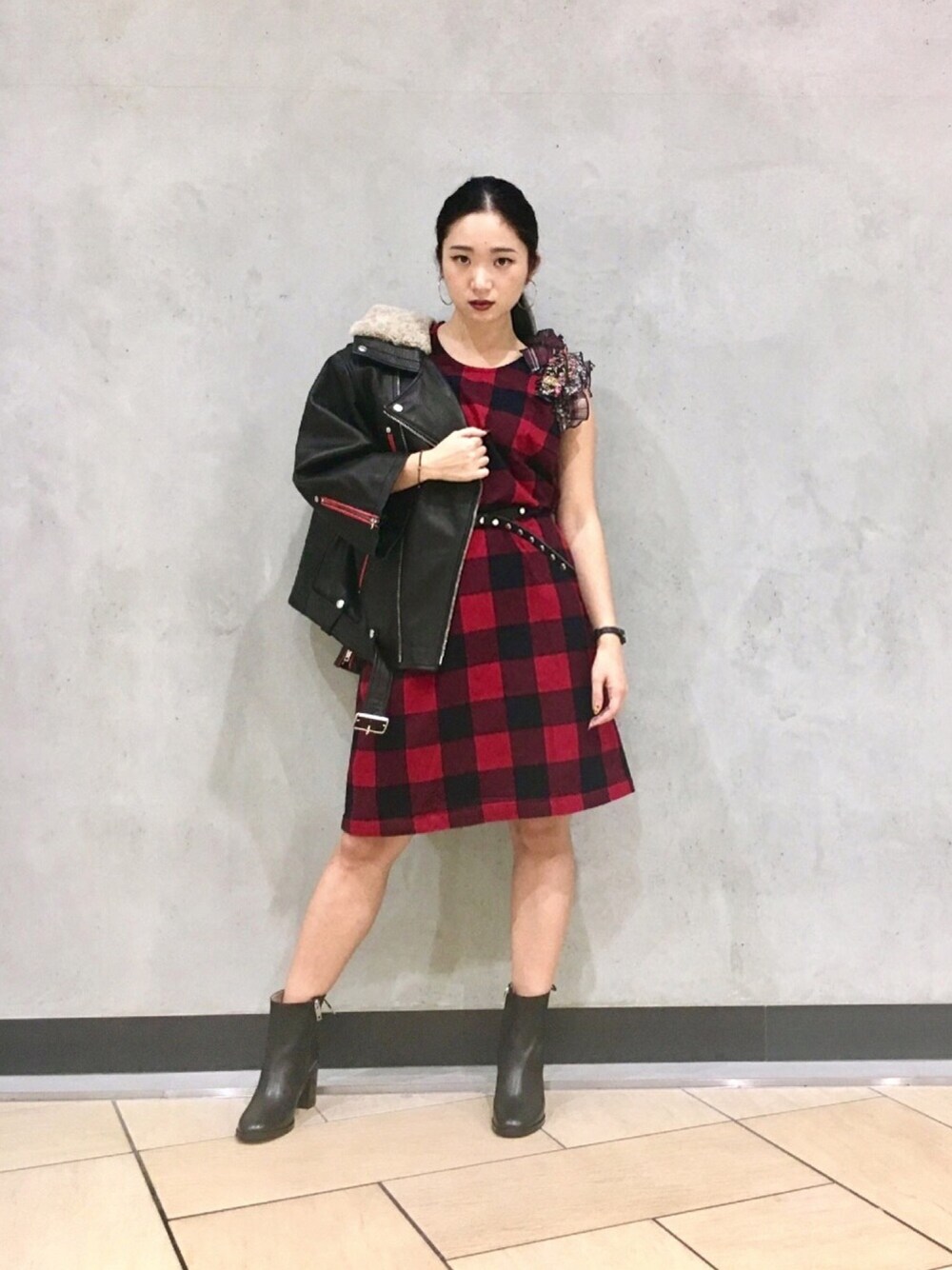 「オトナカジュアル、秋のコーデ、秋色、赤、チェック、ワンピース、ライダース、レザージャケット、ブーツ、Diesel」｜「DIESELの00S2F50IAPN（ワンピース、レッド系）」を使った、Nancy_074さん（レディース・155cm）の秋コーディネートの1枚目の写真