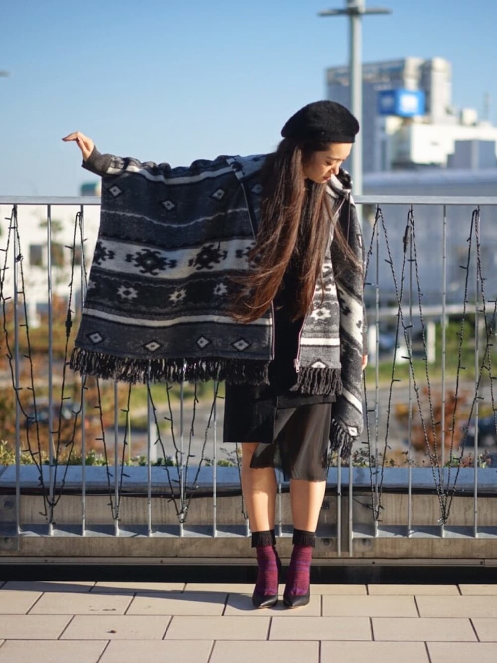 その他のポンチョ、ブラック系のワンピース、ブラック系のパンプスを着用したレディースの秋コーディネートの1枚目の写真