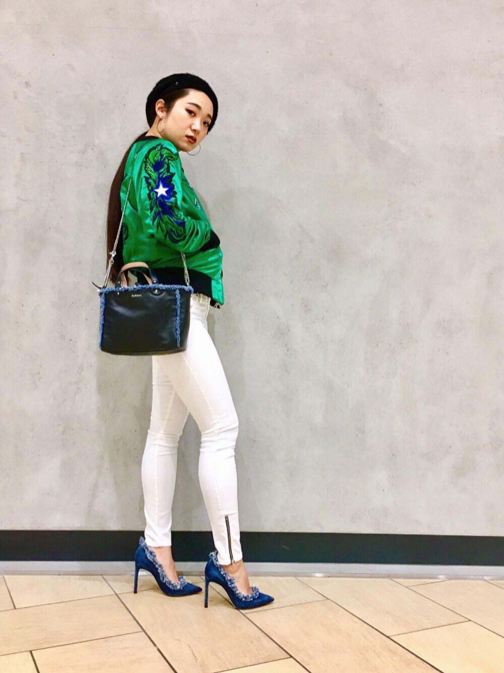 「オトナカジュアル、休日スタイル、スカジャン、刺繍、グリーン、デニム、スキニーデニム、ホワイト、パンプス、Diesel」｜「DIESELの00S7L30CAQI（テーラードジャケット、グリーン系）」を使った、Nancy_074さん（レディース・155cm）の秋コーディネートの1枚目の写真
