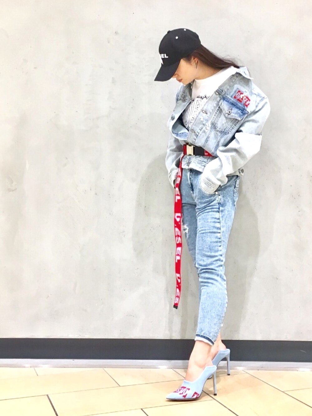 「カジュアルコーデ、ラクチンコーデ、大人カジュアル、春コーデ、パンツスタイル、デニム、キャップ、パンプス、ディーゼル、Diesel」｜「DIESELのDiesel - Nhill デニムジャケット - men - コットン/ポリウレタン - S（デニムジャケット、ブルー系）」を使った、Nancy_074さん（レディース・155cm）の冬コーディネートの1枚目の写真