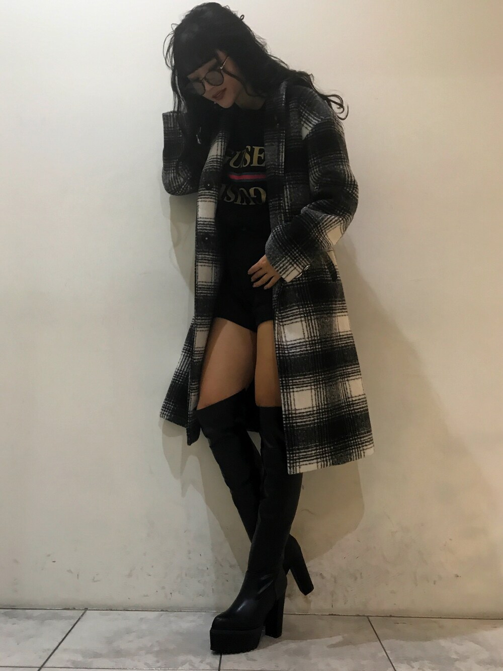 「シンプル、カジュアル、きれいめカジュアル、デニムパンツ、パーカー、ブラック、スウェット、ニーハイブーツ、ロングコート、大人カジュアル」｜「ENVYMのＢｅｌｔチェスターコート（チェスターコート、その他）」を使った、____AMIさん（レディース・166cm）の冬コーディネートの1枚目の写真