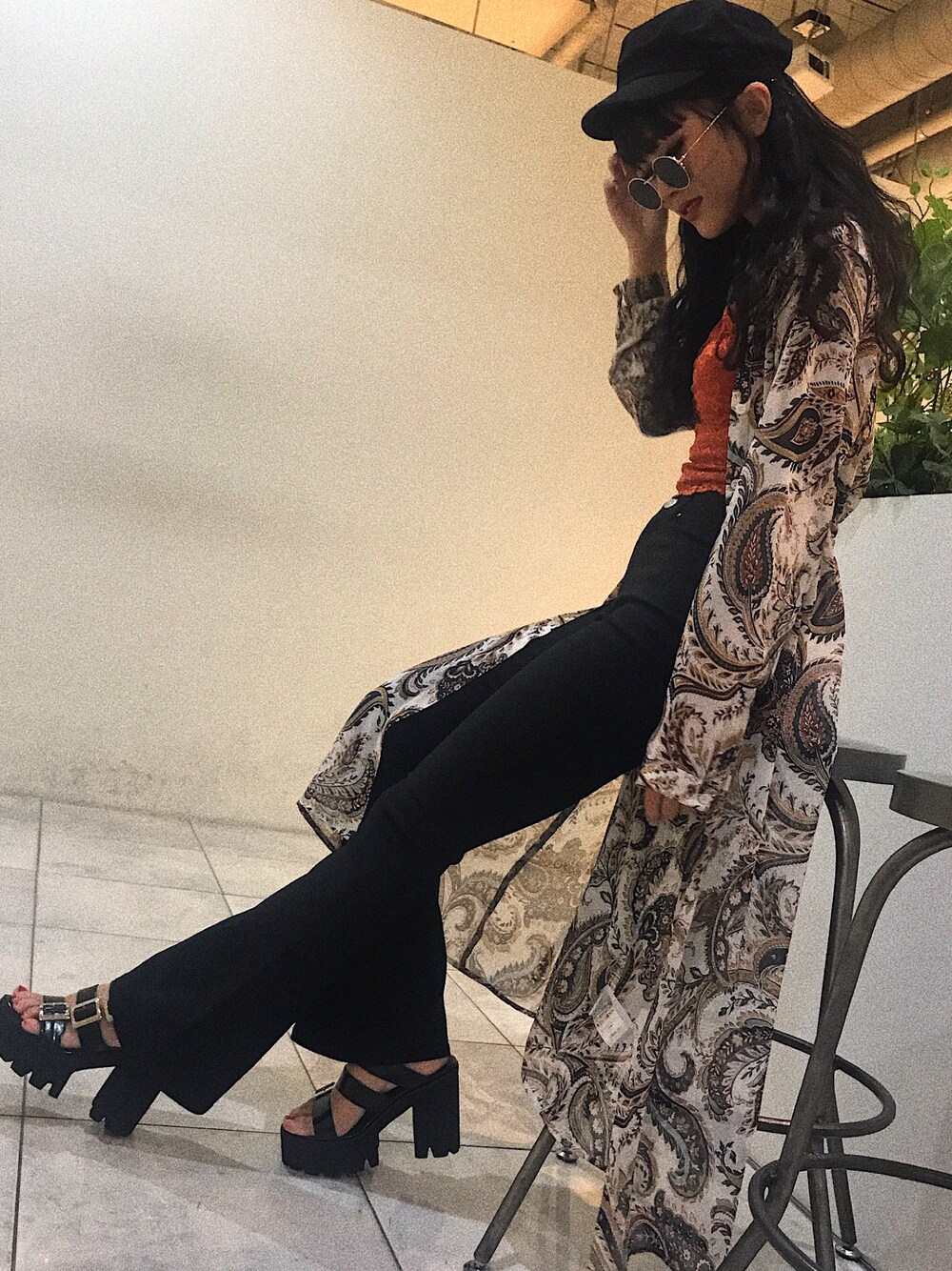 ブラック系のその他パンツ、ホワイト系のシャツ/ブラウス、ブラック系のサンダルを着用したレディースの冬コーディネートの1枚目の写真