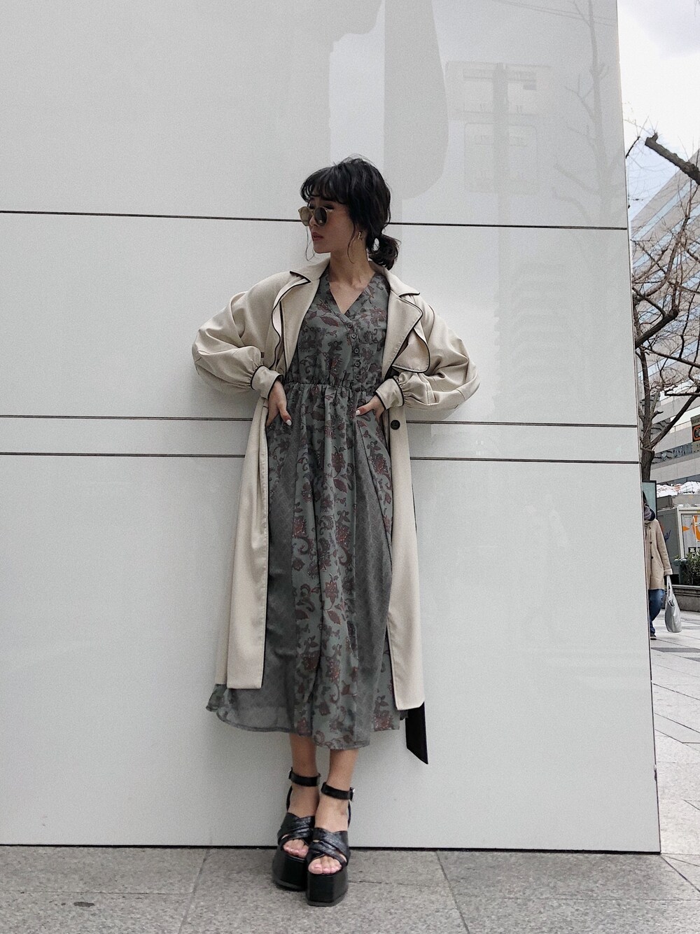 「休日スタイル、オトナ女子、カジュアルコーデ、ワンピース、おしゃれさんと繋がりたい、ENVYM、ママファッション、韓国ファッション、トレンチコート、春」｜「ENVYMのポイントスウィッチングＯＰ（ワンピース、グリーン系）」を使った、____AMIさん（レディース・167cm）の冬コーディネートの1枚目の写真