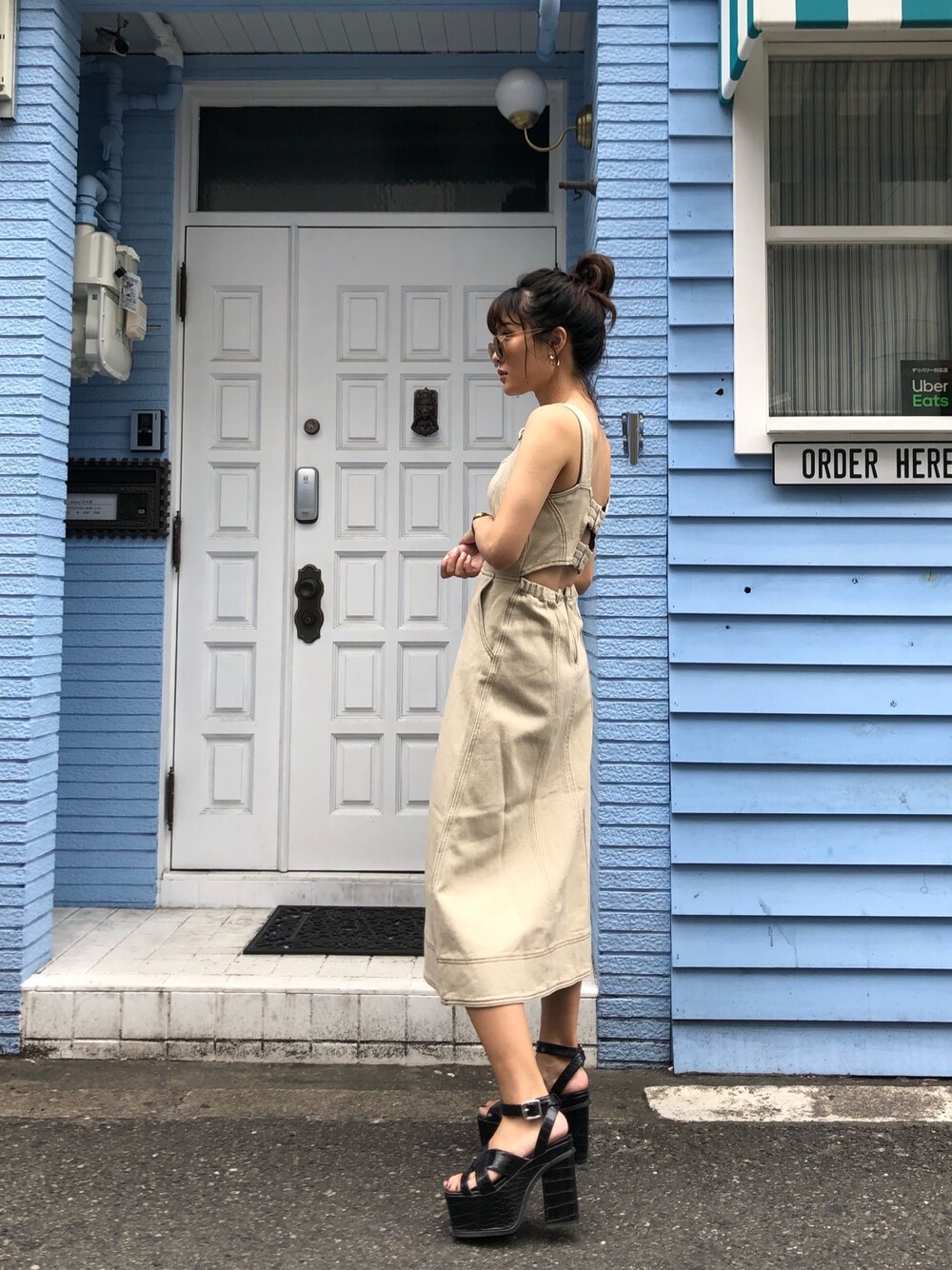 「大人カジュアル、ラクチンコーデ、春コーデ、ENVYM、きれいめカジュアル、スニーカーコーデ、ロングスカート、ロングワンピース、夏コーデ、ベージュ」｜「ENVYMのステッチロングＯＰ（ワンピース、ベージュ系）」を使った、____AMIさん（レディース・167cm）の春コーディネートの1枚目の写真