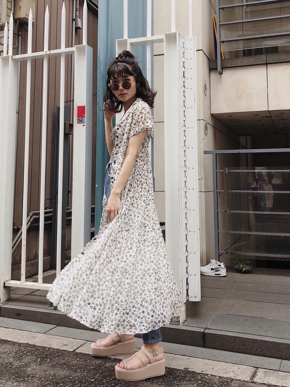 「シンプルコーデ、大人カジュアル、カジュアルコーデ、ワンピース、ENVYM、夏コーデ、リラックススタイル、おうちファッション、休日スタイル、ゆるコーデ」｜「ENVYMのフラワープリントＯＰ（ワンピース、ベージュ系）」を使った、____AMIさん（レディース・167cm）の夏コーディネートの1枚目の写真