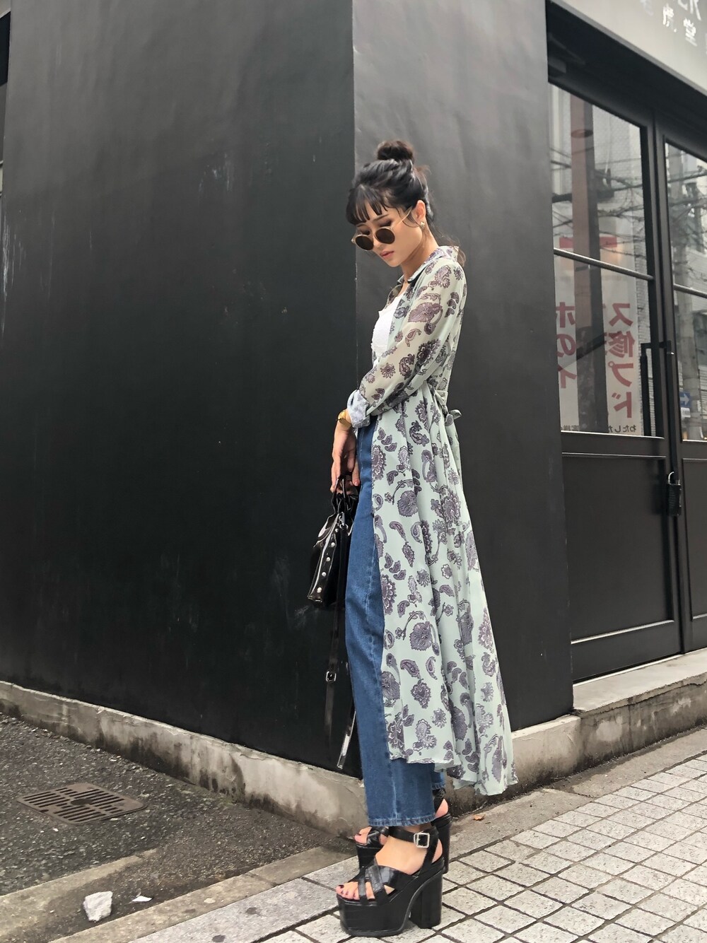 「オトナカジュアル、シンプル、きれいめカジュアル、休日スタイル、ENVYM、お洒落さんとつながりたい、ootd、夏コーデ、デニム、ワイドパンツ」｜「ENVYMのバックスリット２ｗａｙペイズリーガウン（その他アウター、グリーン系）」を使った、____AMIさん（レディース・167cm）の夏コーディネートの1枚目の写真