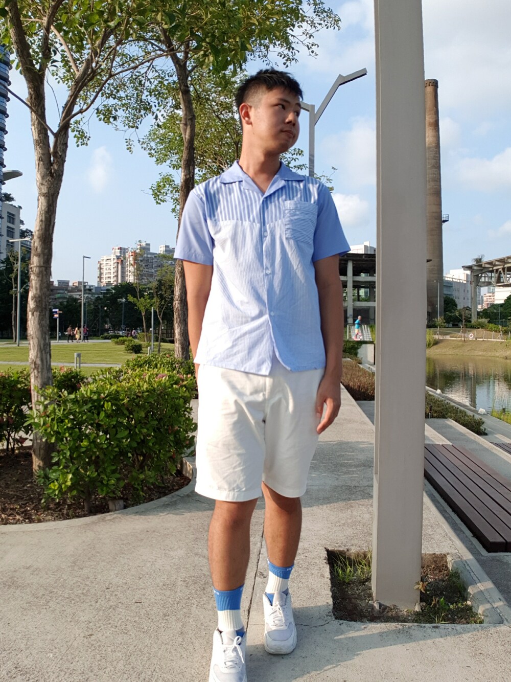 「bright blue stripes shirts（シャツ/ブラウス、ブルー系）」を使った、ElioChiangさん（メンズ・180cm）の秋コーディネートの1枚目の写真