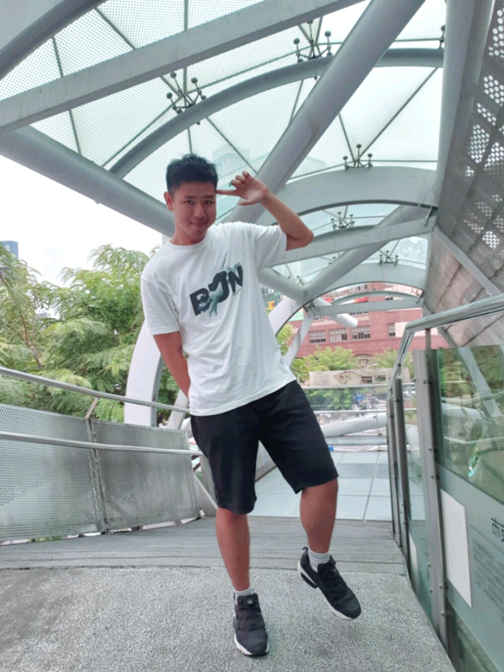 「reebok、Tシャツ、Taiwan、Cute」｜「Viewfinder のアイテム（Tシャツ/カットソー、ホワイト系）」を使った、ElioChiangさん（メンズ・180cm）の秋コーディネートの1枚目の写真