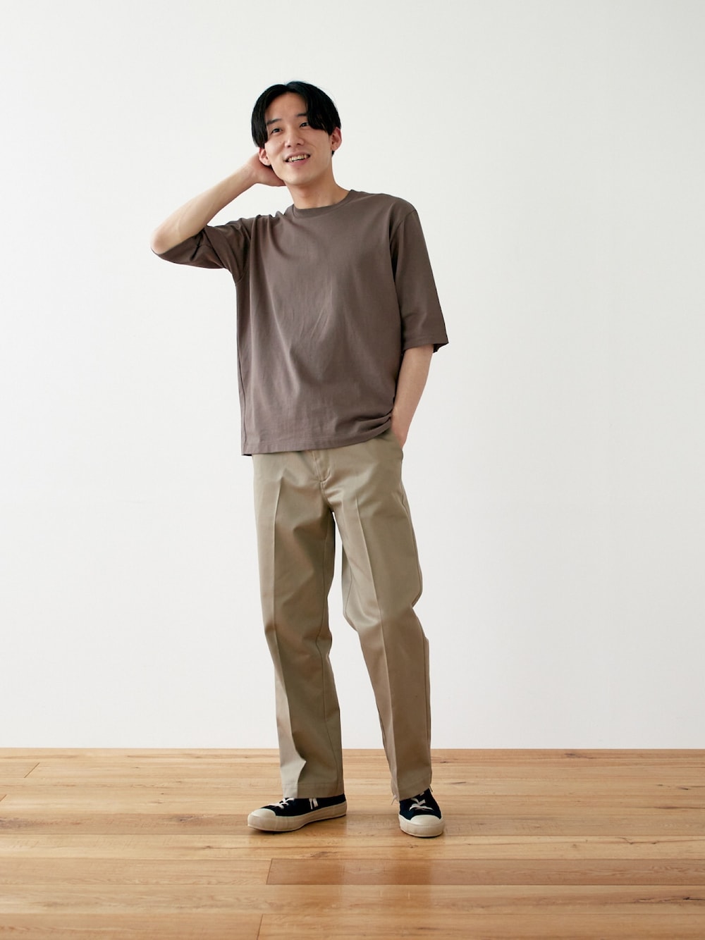 ブラウン系のTシャツ/カットソー、ベージュ系のその他パンツを着用したメンズの春コーディネートの1枚目の写真