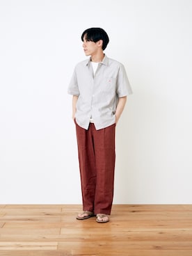 「URBAN RESEARCH DOORS（アーバンリサーチドアーズ）のハードマンズリネン 2タックトラウザー（その他パンツ）」を使った、岡田　淳志さん（メンズ・172cm）の春コーディネート