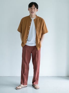 「URBAN RESEARCH DOORS（アーバンリサーチドアーズ）のハードマンズリネン 2タックトラウザー（その他パンツ）」を使った、岡田　淳志さん（メンズ・172cm）の春コーディネート