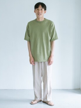 「URBAN RESEARCH DOORS（アーバンリサーチドアーズ）のハードマンズリネン 2タックトラウザー（その他パンツ）」を使った、岡田　淳志さん（メンズ・172cm）の春コーディネート
