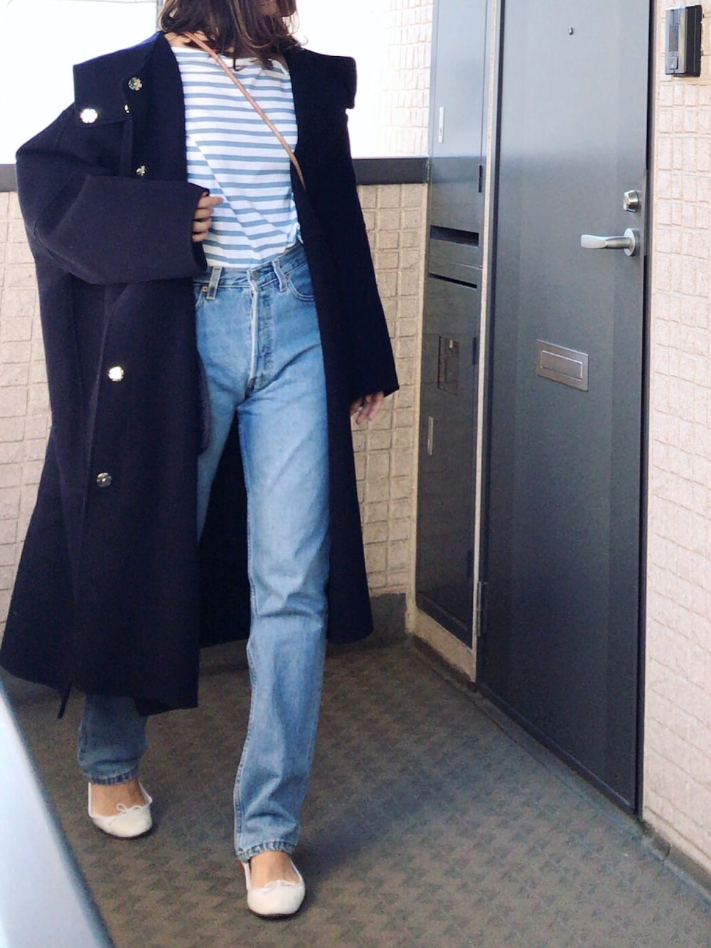 「休日スタイル、オトナカジュアル、ゆるコーデ、ネイビー、デニム、Levis、ボーダー」｜「MACPHEEのアイテム（Tシャツ/カットソー、ブルー系）」を使った、hito.wearさん（レディース・164cm）の冬コーディネートの1枚目の写真