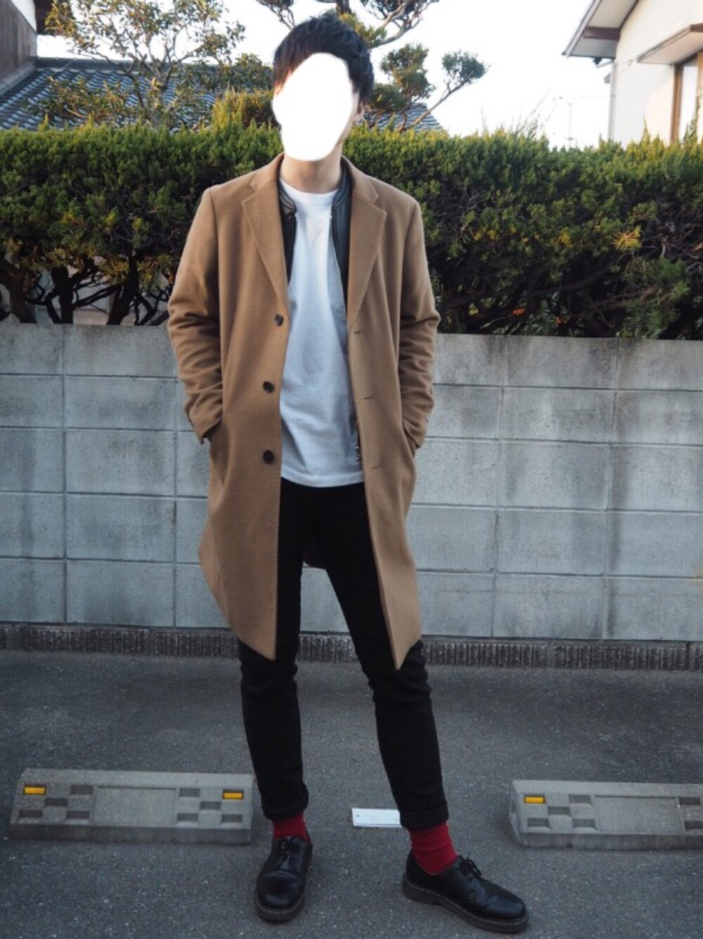 ブラック系のライダースジャケット、ブラック系のデニムパンツ、ホワイト系のトップスを着用したメンズの冬コーディネートの1枚目の写真