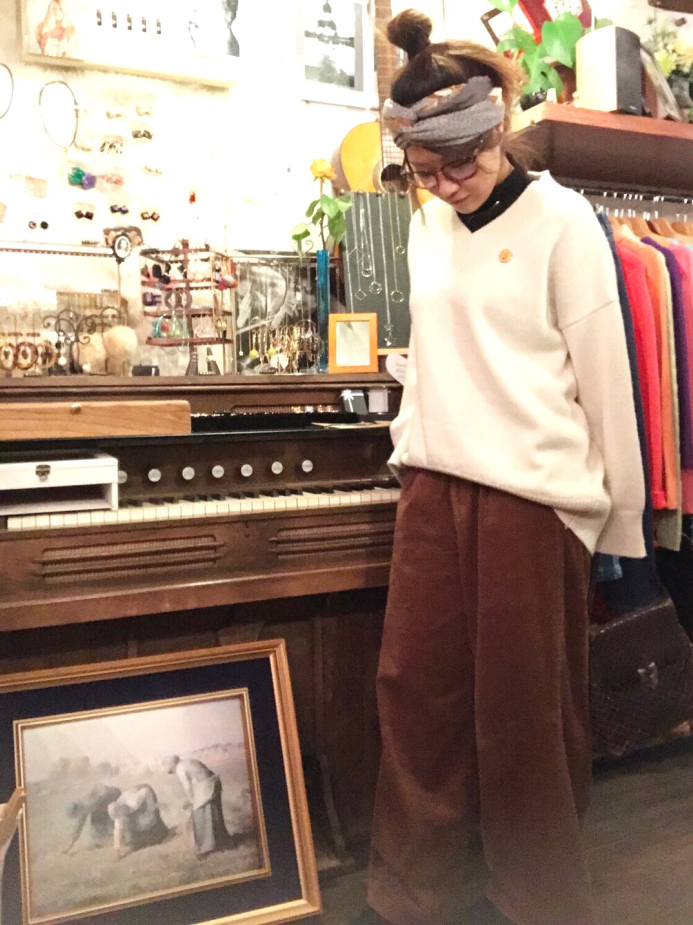 ホワイト系のニット/セーター、ブラック系のシューズ、ブラウン系のバッグを着用したレディースの冬コーディネートの1枚目の写真