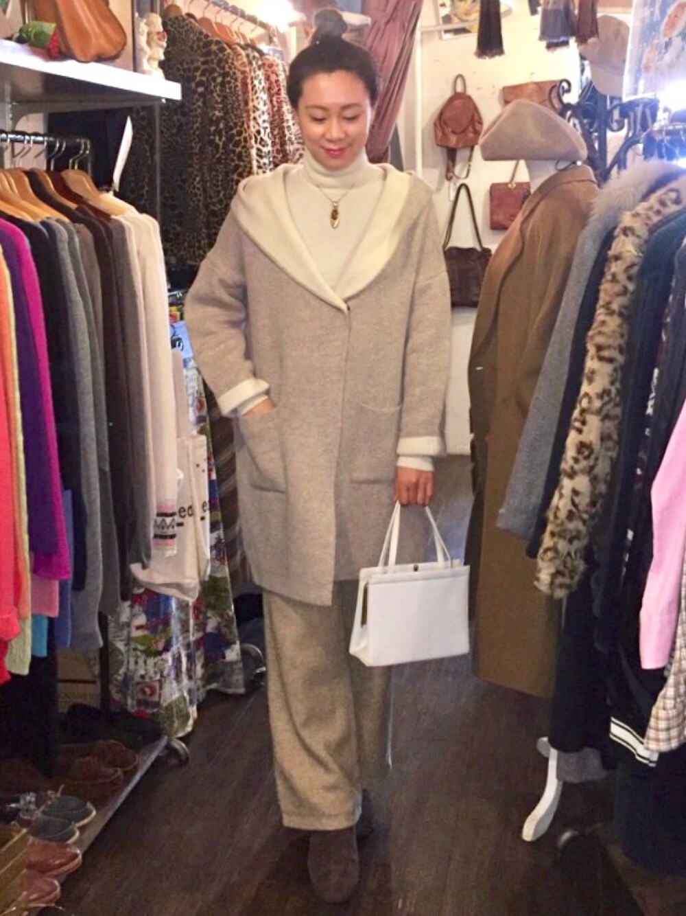 ベージュ系のジャケット/アウター、ホワイト系のハンドバッグを着用したレディースの冬コーディネートの1枚目の写真