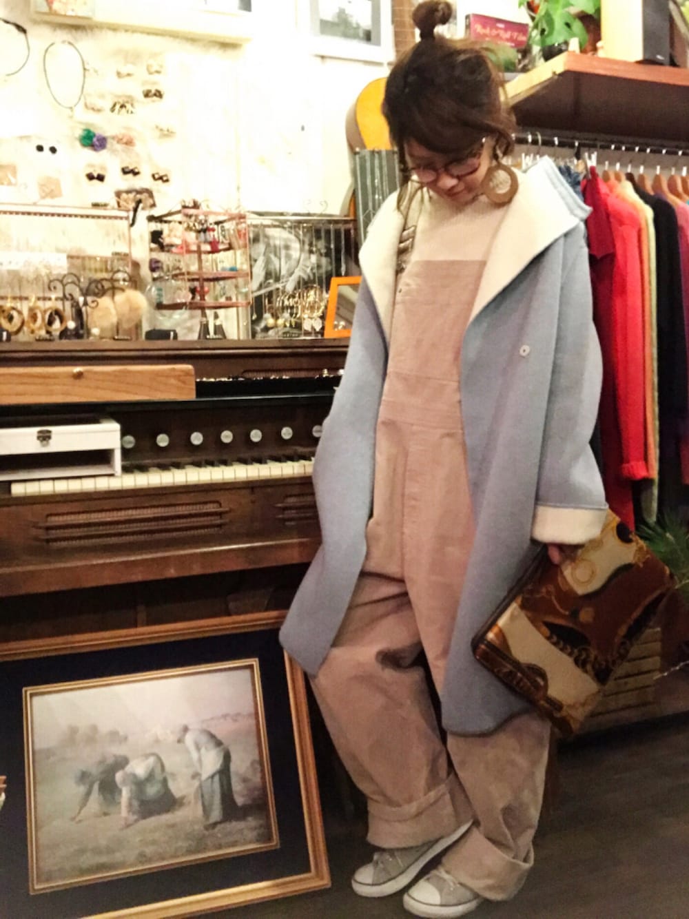 ブルー系のジャケット/アウター、ブラウン系のクラッチバッグを着用したレディースの冬コーディネートの1枚目の写真