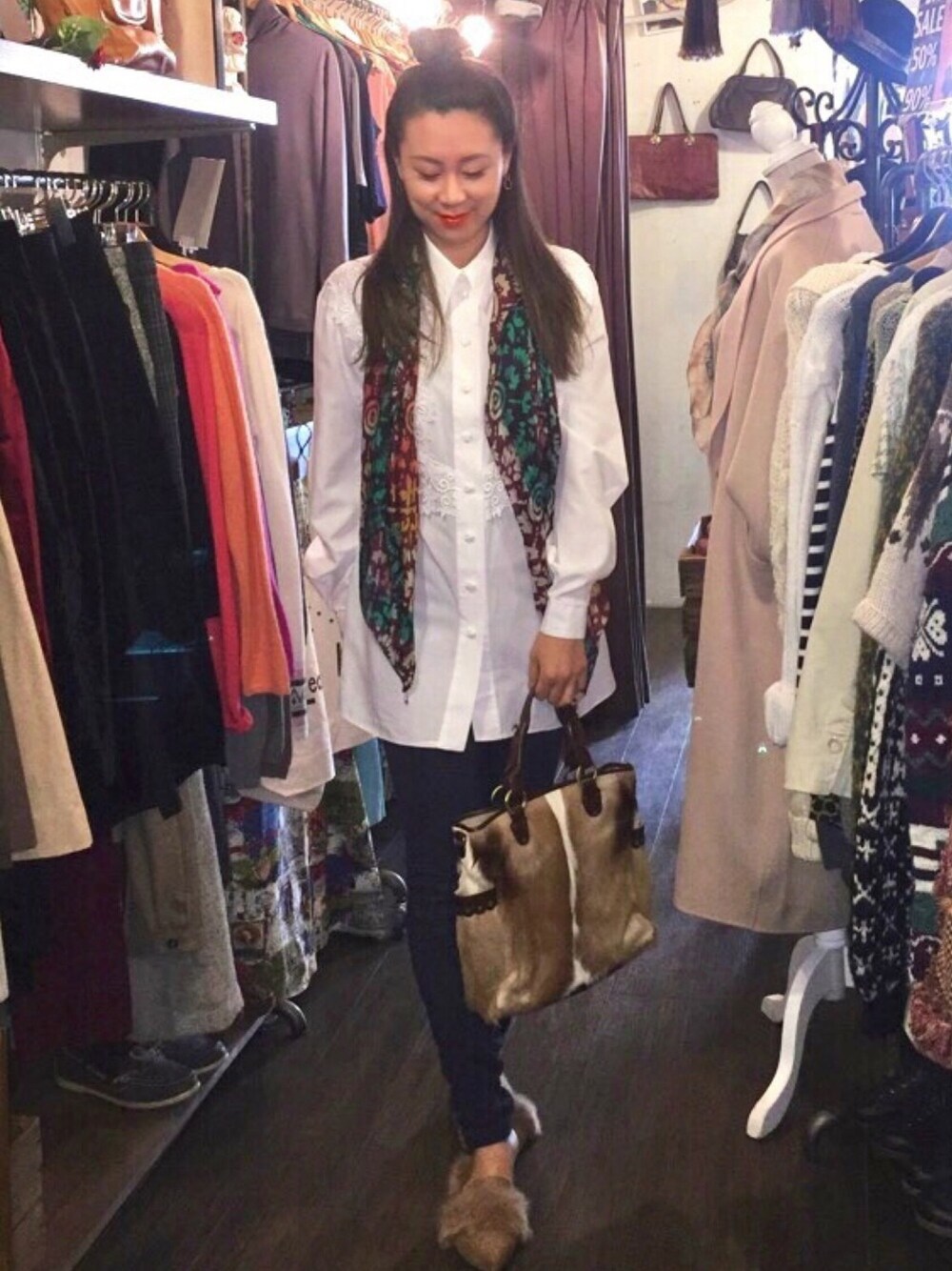 ホワイト系のシャツ/ブラウス、ブラウン系のハンドバッグ、ベージュ系のシューズを着用したレディースの冬コーディネートの1枚目の写真