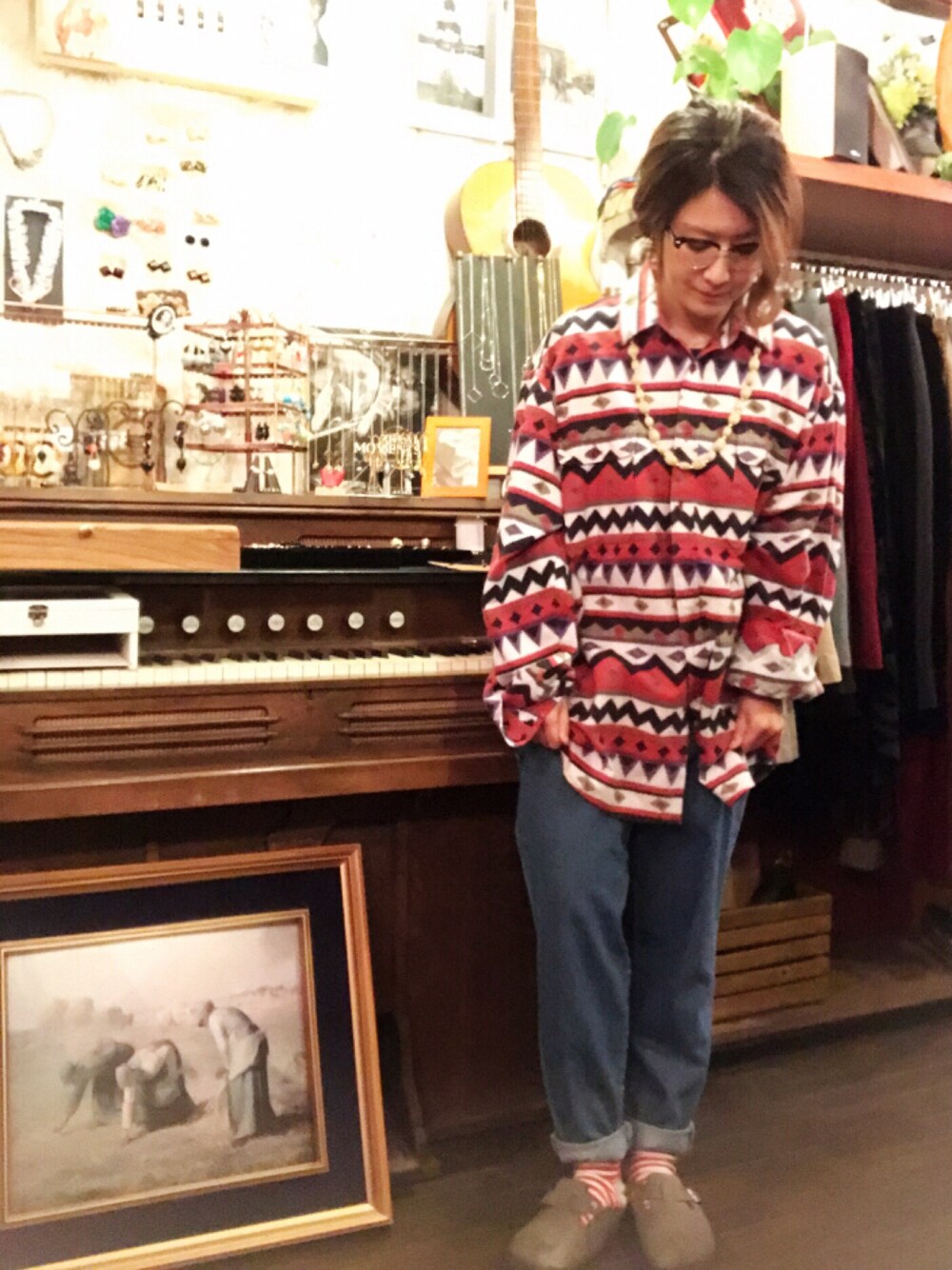 レッド系のシャツ/ブラウス、ブルー系のデニムパンツ、ベージュ系のネックレスを着用したレディースの冬コーディネートの1枚目の写真