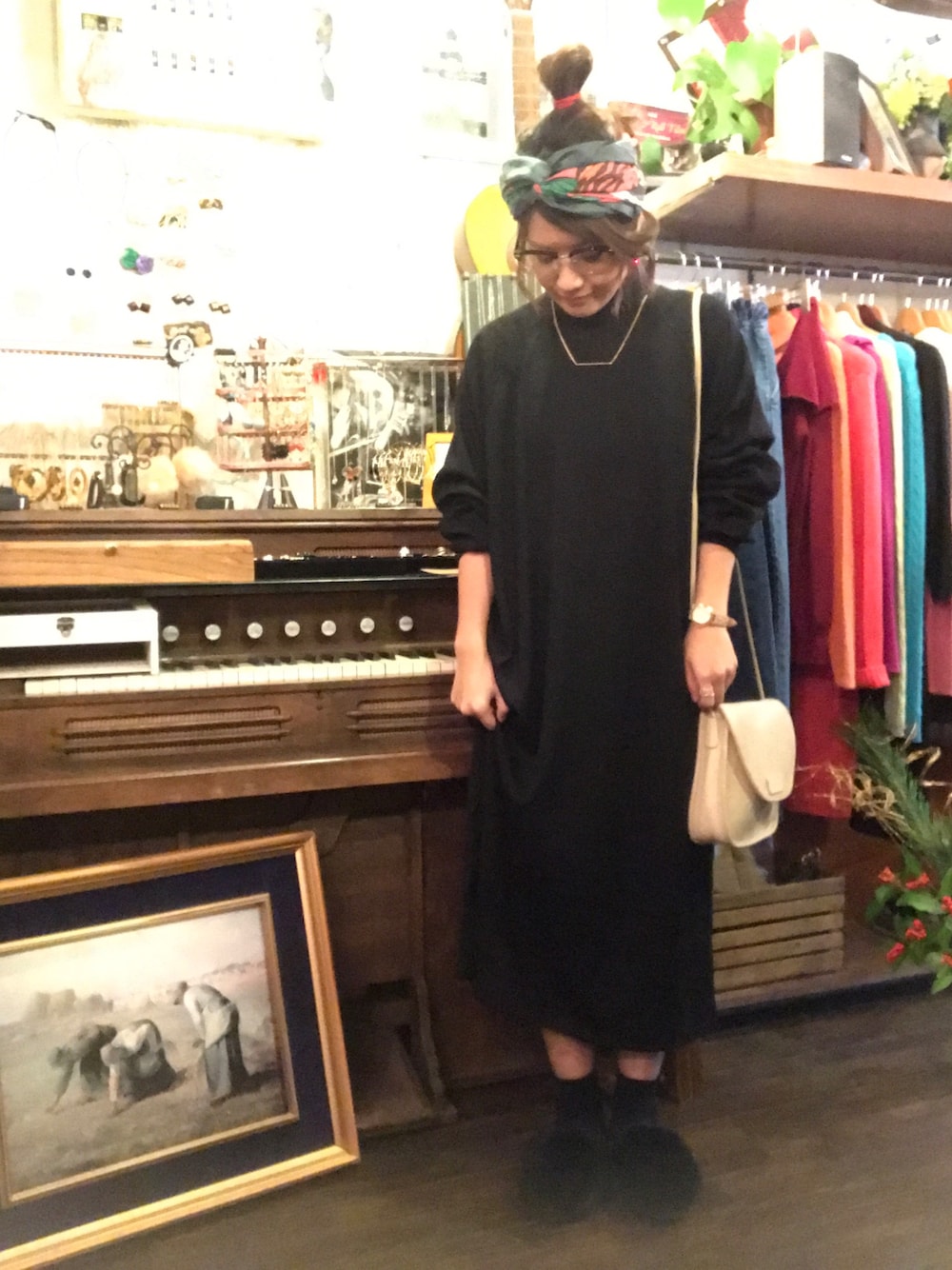 ブラック系のワンピース、ベージュ系のショルダーバッグ、ブラック系のその他シューズを着用したレディースの冬コーディネートの1枚目の写真