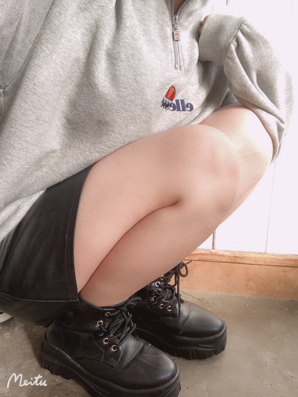 「ellesseのellesse×earthZIPプルオーバー●（スウェット、グレー系）」を使った、U!さん（レディース・156cm）の冬コーディネートの1枚目の写真