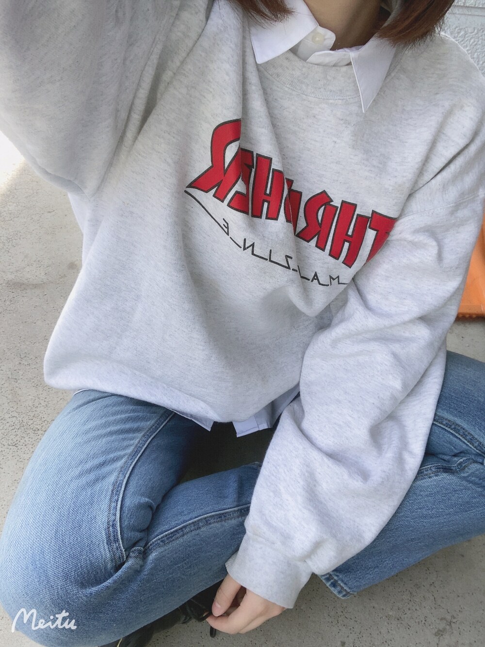「THRASHERのアイテム（スウェット、ホワイト系）」を使った、U!さん（レディース・156cm）の春コーディネートの1枚目の写真