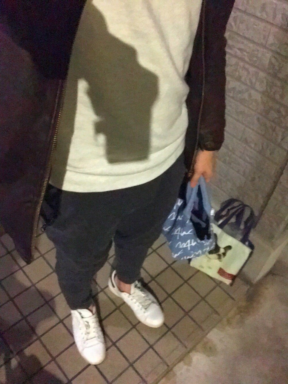 「adidasのadidas(アディダス)STAN SMITH / B24364（スニーカー、ホワイト系）」を使った、ゆうすけさん（メンズ・165cm）の春コーディネートの1枚目の写真