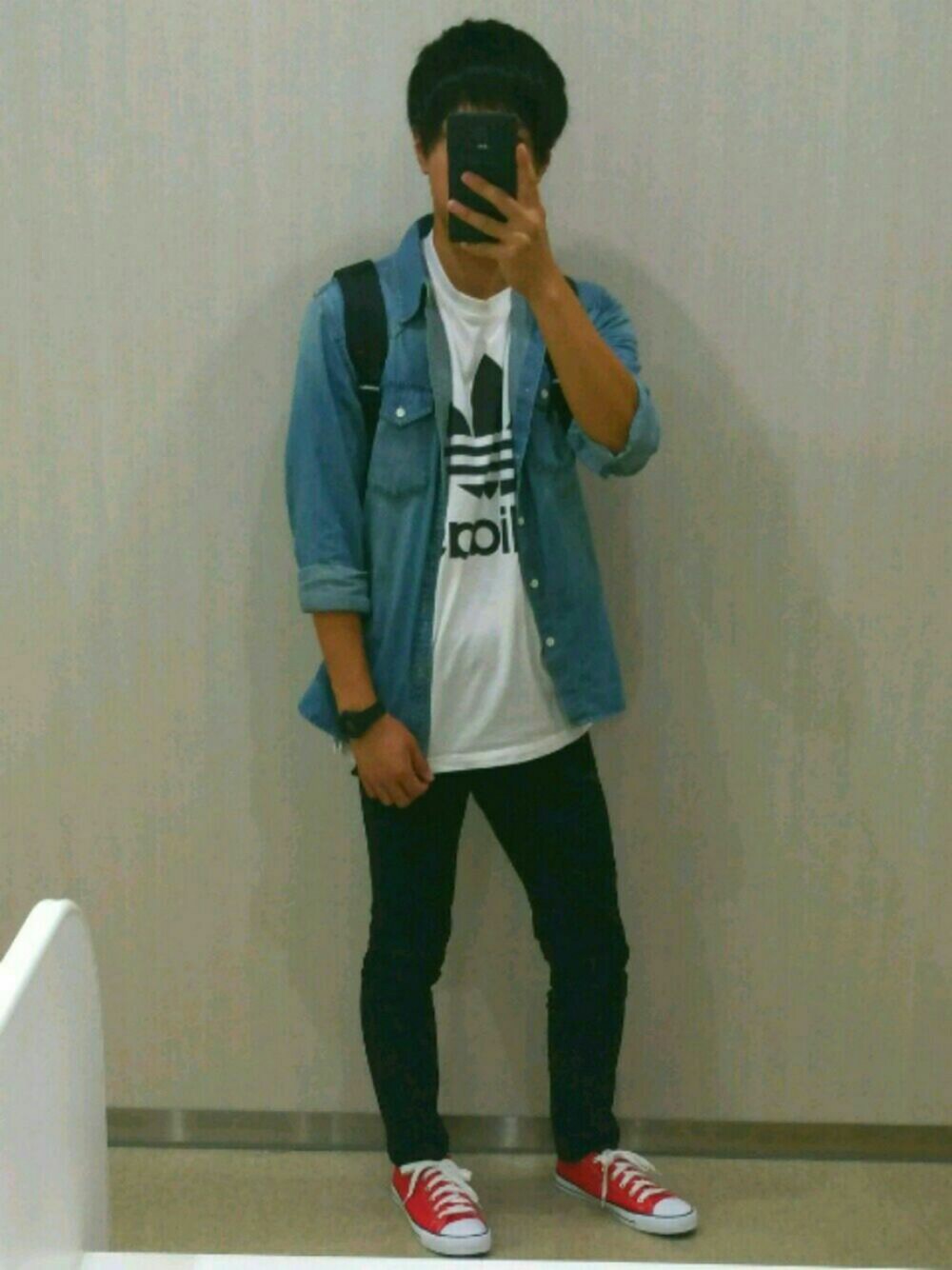 ブラック系のその他パンツ、レッド系のスニーカー、ブルー系のデニムジャケットを着用したメンズの秋コーディネートの1枚目の写真