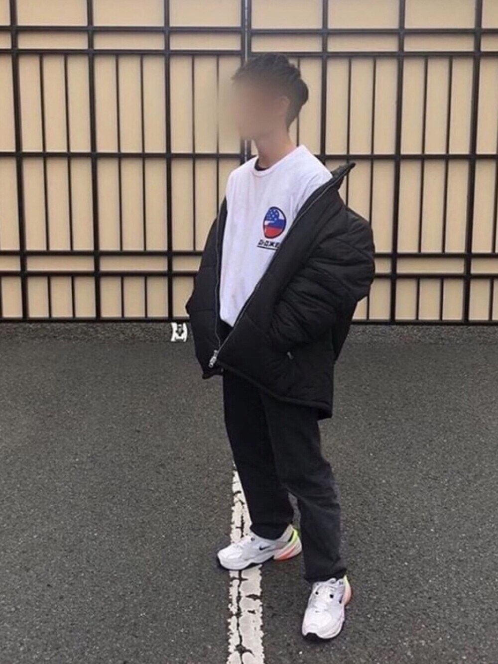 「ストリート、ゴーシャラブチンスキー、フィンガリン、デニムパンツ、ダウンジャケット、アディダス、いいね、save、フォローお願いします🤑、パステル映える春」｜「Gosha Rubchinskiyのアイテム（Tシャツ/カットソー、ホワイト系）」を使った、Ｊさん（メンズ・167cm）の春コーディネートの1枚目の写真