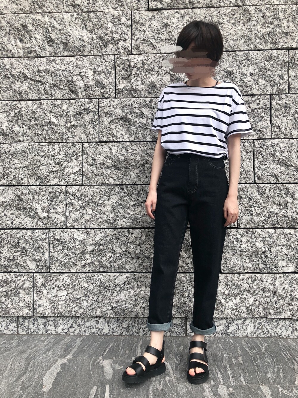 ホワイト系のTシャツ/カットソー、ブルー系のデニムパンツを着用したレディースの夏コーディネートの1枚目の写真