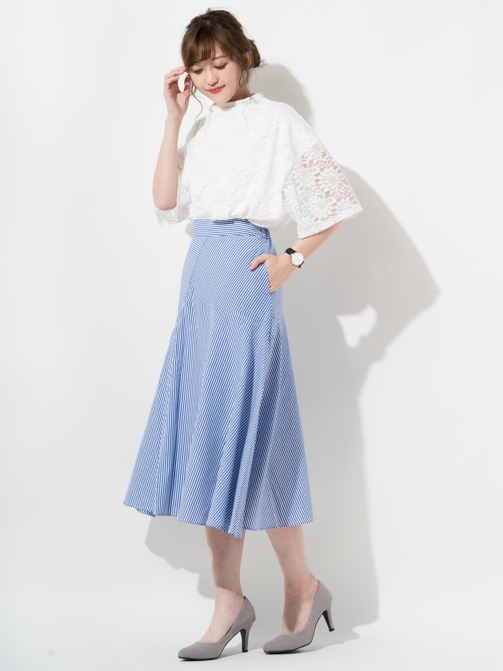 ホワイト系のTシャツ/カットソー、ブルー系のスカート、その他のその他を着用したレディースの夏コーディネートの1枚目の写真